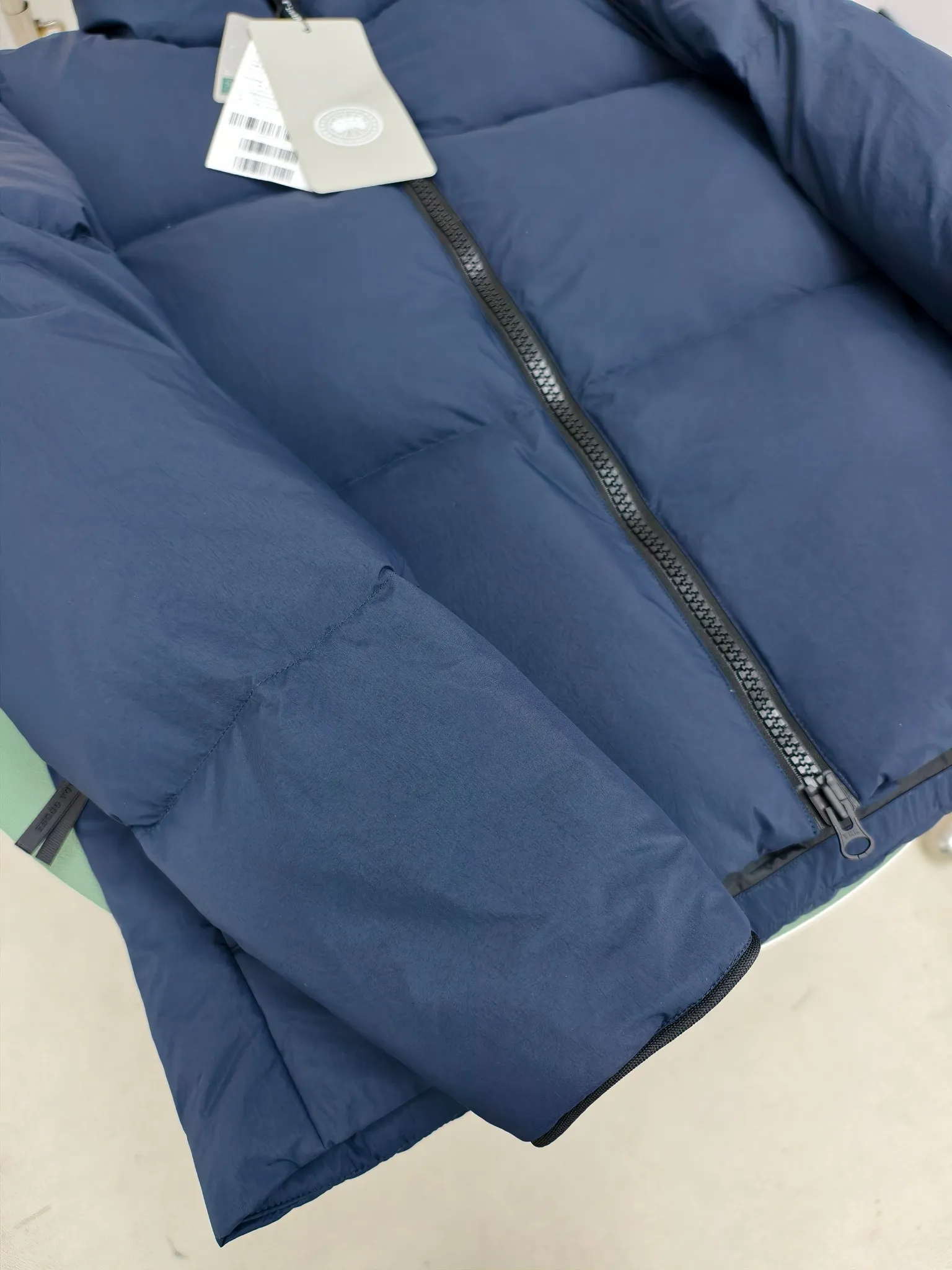 Style number: Y 172 2802M (high version) Canada gooes Canada goose Lawrence down jacket Lawrence down jacket provides basic protection for daily adventures. Delicately soft fabric, this is a water-repellent fabric that is soft to the touch yet durable. Filled with extremely fluffy white duck down. This piece has a quilted body and structured down. Padded collar and reflective double-stripe grip tape. Extended hem and tucked-in inner rib-knit cuffs. ⚠️The actual color of the desert color is darker, consistent with the color on the official website Color: Black Black Label Black Red Label Desert Color Ocean Blue Size: XS-2XL